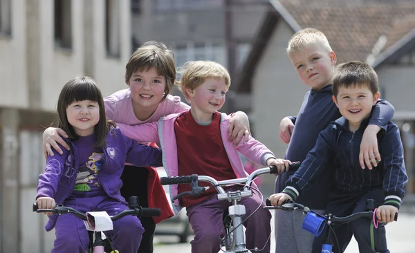 Glückliche Kindergruppe lernt Fahrradfahren — Stockfoto