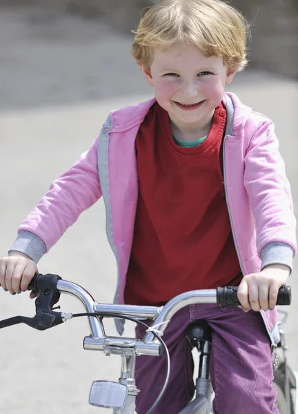 Glada barn gruppen lära sig köra cykel — Stockfoto