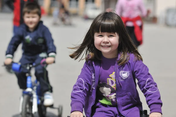 सायकल चालविण्यासाठी शुभेच्छा मुलांच्या गट शिकणे — स्टॉक फोटो, इमेज