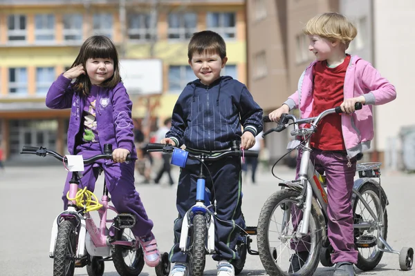 Buon gruppo di bambini che imparano a guidare la bicicletta — Foto Stock