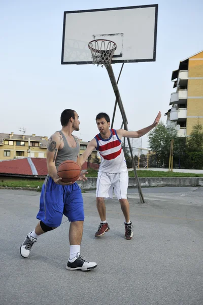 Streetball hra v časných ranních hodinách — Stock fotografie