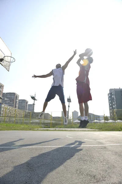 Streetball jogo no início da manhã — Fotografia de Stock