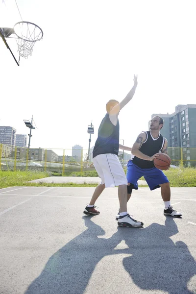 Streetball hra v časných ranních hodinách — Stock fotografie