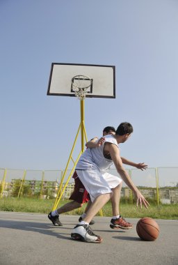 Sabahın erken saatlerinde sokak oyunu