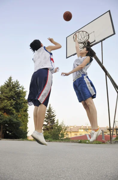 Женский баскетбол — стоковое фото