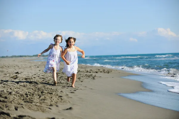 Schattig kleine meisjes lopen op het strand — Stockfoto