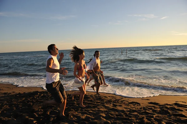 Ομάδα που τρέχει στην παραλία — Φωτογραφία Αρχείου