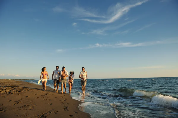 Skupina běží na pláži — Stock fotografie