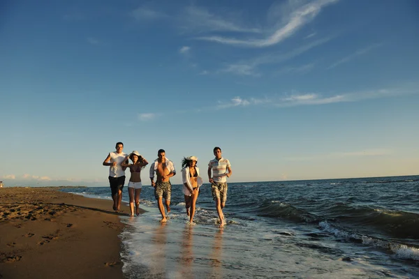 Grupo correndo na praia — Fotografia de Stock