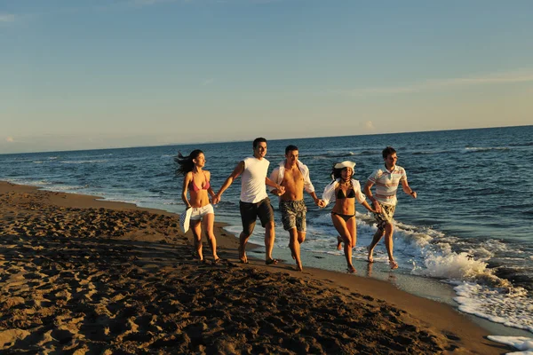 情侣在海滩上慢跑 — 图库照片