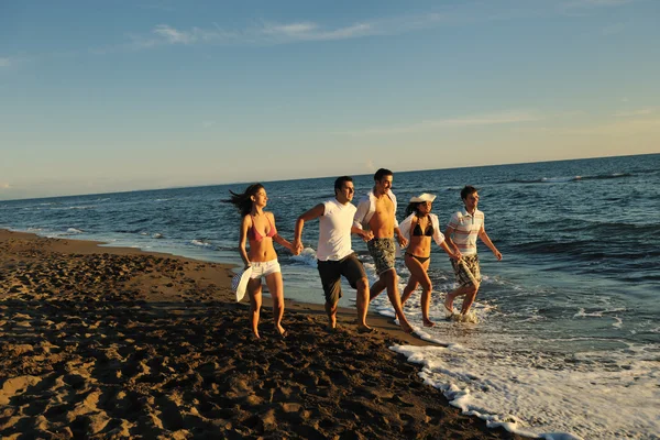 情侣在海滩上慢跑 — 图库照片
