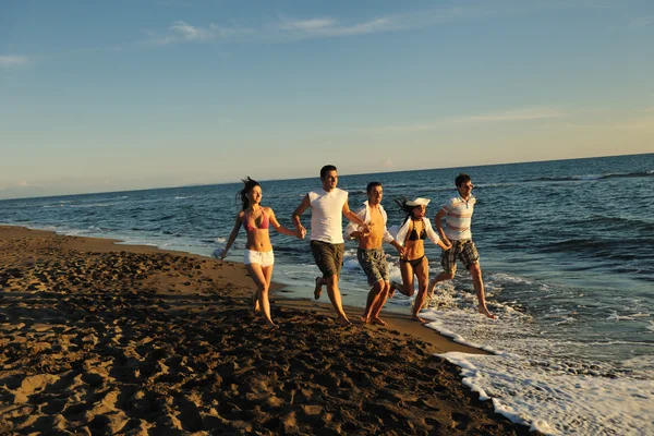 Paar joggen op het strand — Stockfoto