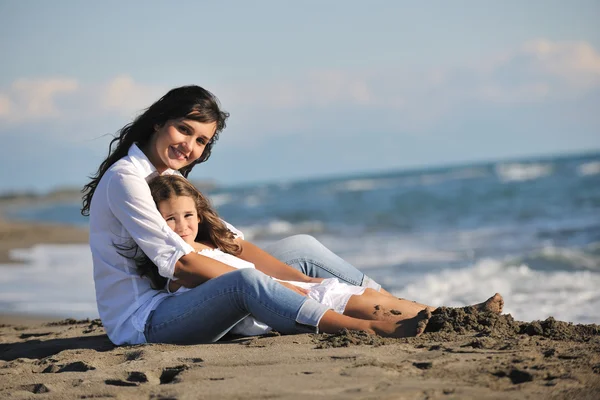 Портрет мамы и дочери на пляже — стоковое фото