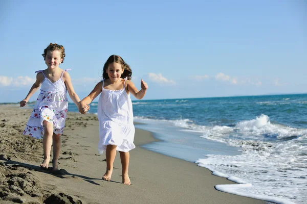 Meninas bonitos correndo na praia — Fotografia de Stock