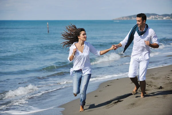 행복 한 젊은 부부는 아름다운 해변에서 즐거운 시간을 보낸다 — 스톡 사진