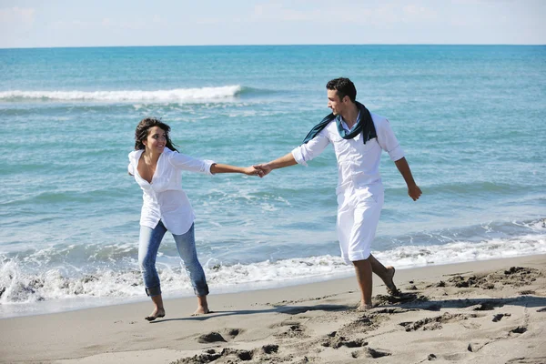 Boldog fiatal pár érezd jól magad a gyönyörű strandon — Stock Fotó