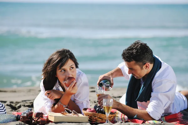 Glückliches junges Paar hat Spaß am schönen Strand — Stockfoto