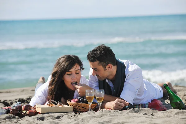 Ευτυχισμένο νεαρό ζευγάρι διασκεδάστε στην όμορφη παραλία — Φωτογραφία Αρχείου