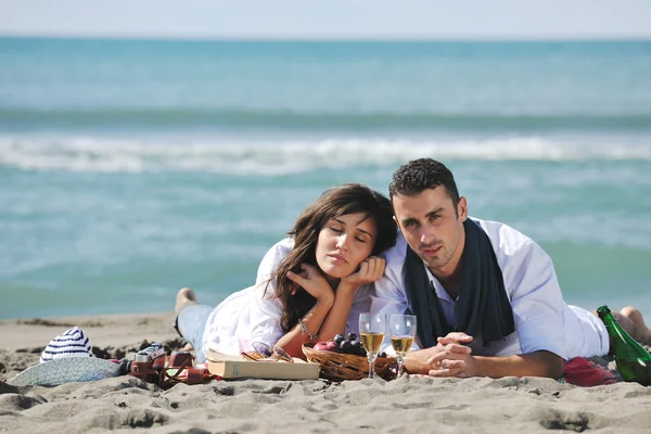 Heureux jeune couple avoir du plaisir à la belle plage — Photo