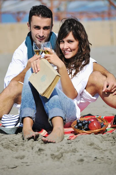 Mutlu genç çift güzel kumsalda eğleniyor. — Stok fotoğraf
