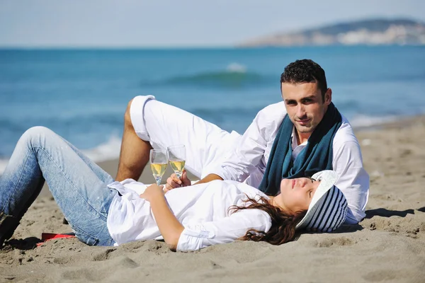 快乐的年轻夫妇在美丽的海滩上玩得开心 — 图库照片