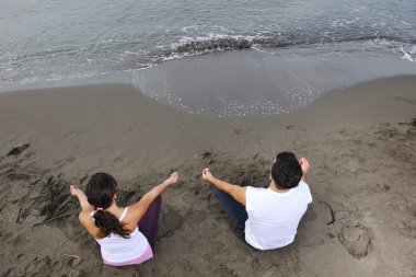 Kadın yoga kumsalı