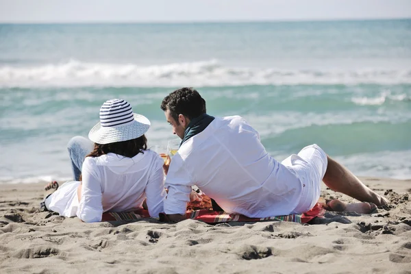Szczęśliwa młoda para baw się na pięknej plaży — Zdjęcie stockowe