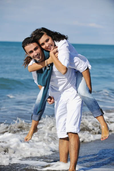 Gelukkig jong stel veel plezier op mooi strand — Stockfoto