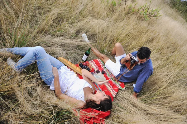 Gelukkig paar genieten platteland picknick in lang gras — Stockfoto