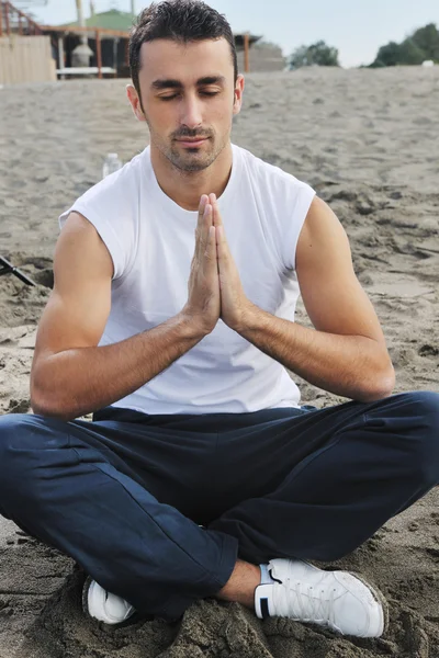 Adam yoga beach — Stok fotoğraf