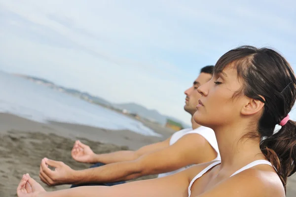 Mulher praia de ioga — Fotografia de Stock