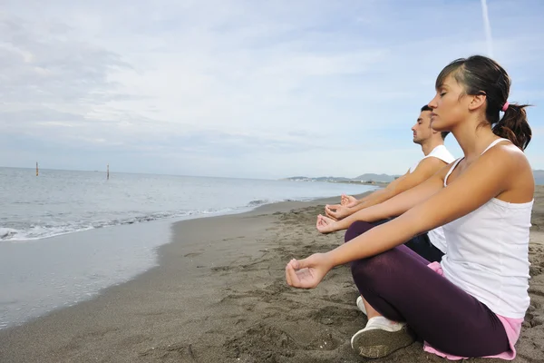 Mujer yoga playa — Foto de Stock