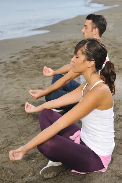 Donna yoga spiaggia — Foto Stock