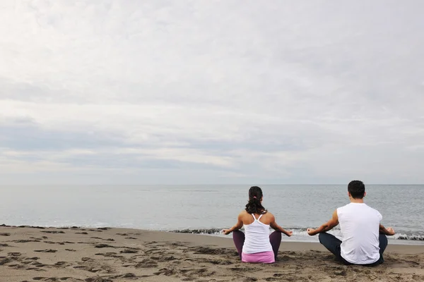 Mujer yoga playa —  Fotos de Stock