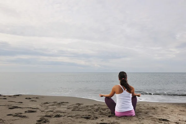 Mujer yoga playa — Foto de Stock