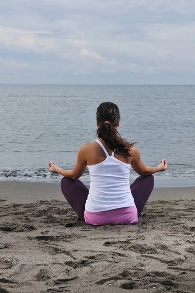Mulher praia de ioga — Fotografia de Stock