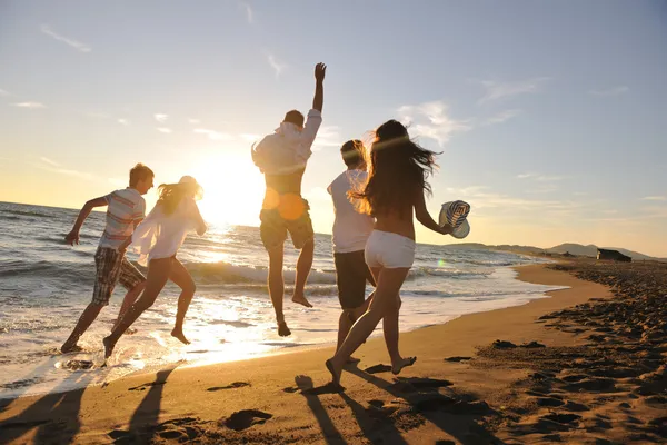 Vänner har roligt och fira på stranden — Stockfoto