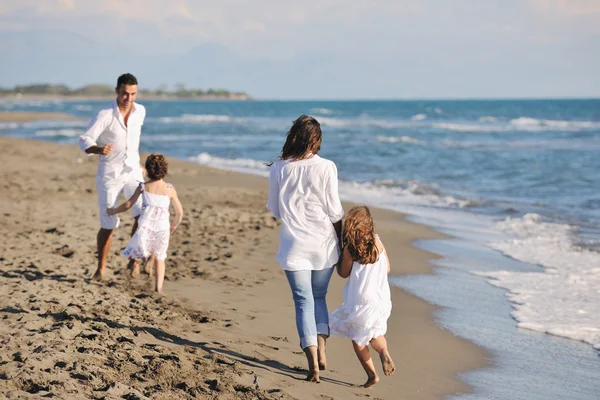 Felice giovane famiglia divertirsi sulla spiaggia — Foto Stock
