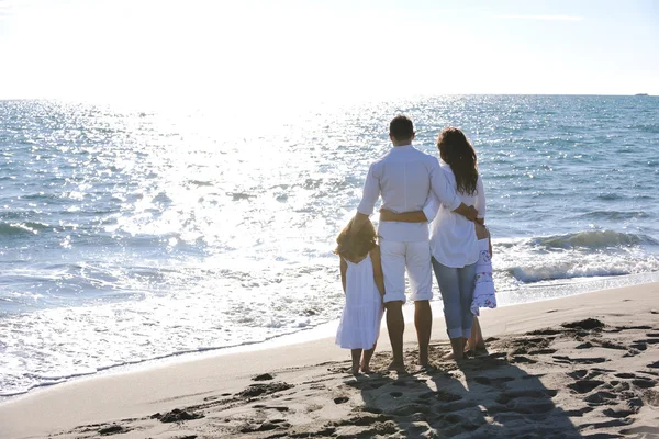 Gelukkig jong gezin veel plezier op het strand — Stockfoto