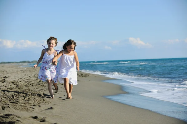 Χαριτωμένα κοριτσάκια τρέχουν στην παραλία — Φωτογραφία Αρχείου
