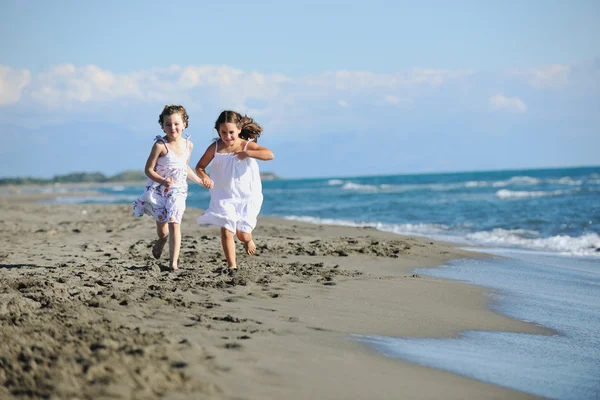 해변을 뛰어다니는 귀여운 소녀들 — 스톡 사진