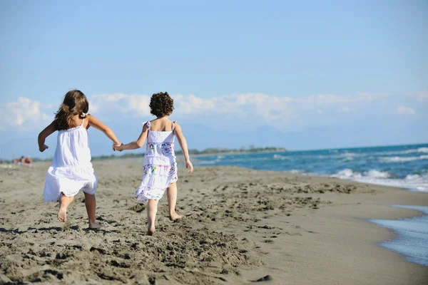 Kumsalda koşan tatlı küçük kızlar. — Stok fotoğraf