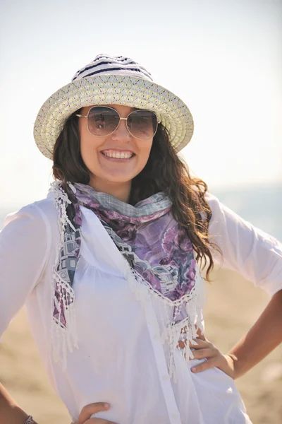 Boldog fiatal nő a strandon — Stock Fotó