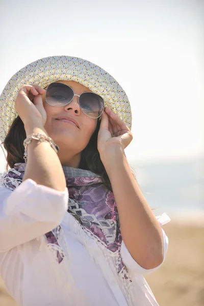 Kumsalda mutlu genç bir kadın — Stok fotoğraf