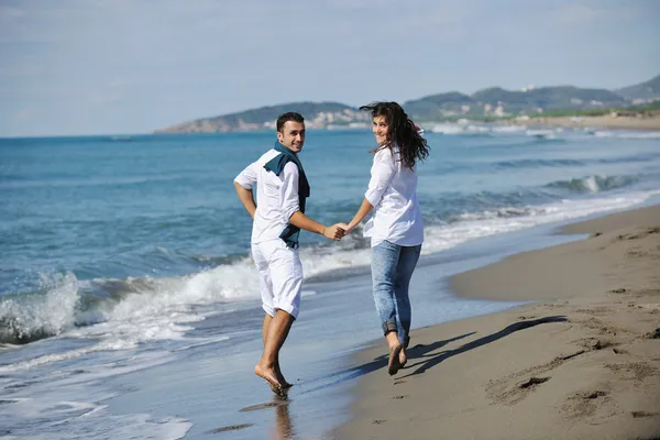 快乐的年轻夫妇在美丽的海滩上玩得开心 — 图库照片