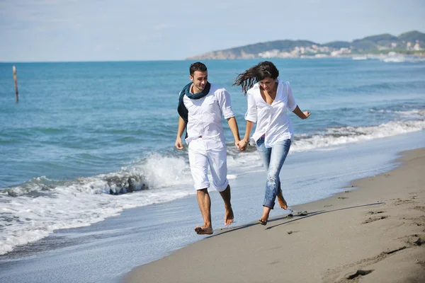 행복 한 젊은 부부는 아름다운 해변에서 즐거운 시간을 보낸다 — 스톡 사진