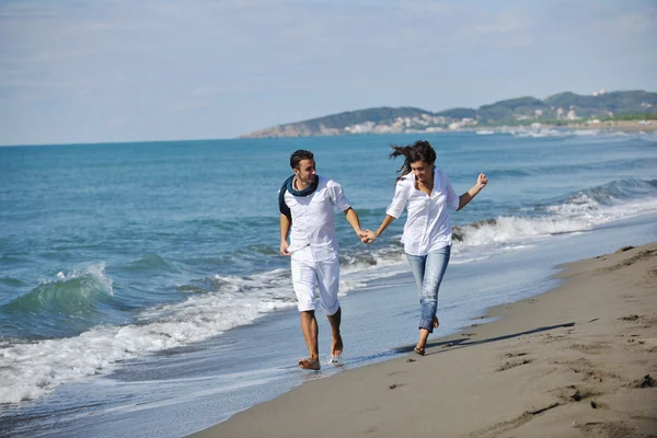 Feliz joven pareja divertirse en hermosa playa —  Fotos de Stock