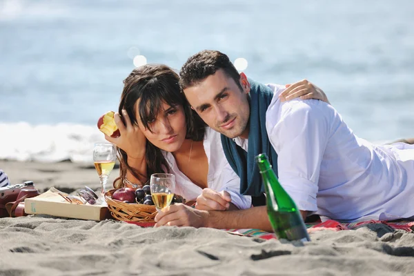 Feliz jovem casal se divertir na bela praia — Fotografia de Stock