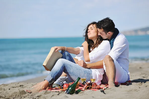 Happy young couple have fun at beautiful beach — Stock Photo, Image