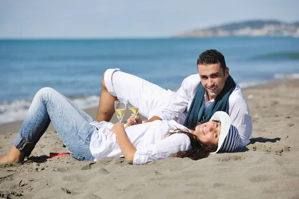Glada unga par ha kul på vackra stranden — Stockfoto